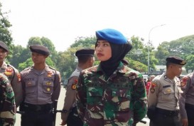 HARI BURUH: Barisan TNI Wanita Cantik Bantu Pengamanan