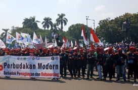 PANTAUAN May Day: Suarakan Tritura, Massa Buruh Bergerak ke Istana Merdeka