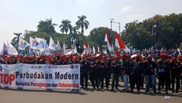 PANTAUAN May Day: Suarakan Tritura, Massa Buruh Bergerak ke Istana Merdeka