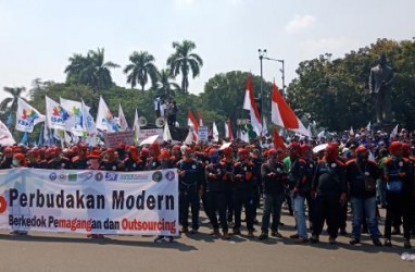 PANTAUAN May Day: Suarakan Tritura, Massa Buruh Bergerak ke Istana Merdeka