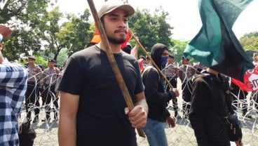 Hari Buruh: Demonstran Ganteng ini Bikin Gagal Fokus Para Cewek