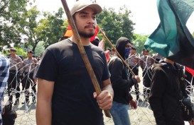 Hari Buruh: Demonstran Ganteng ini Bikin Gagal Fokus Para Cewek