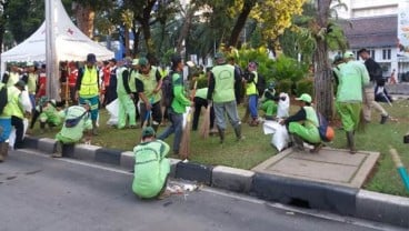 HARI BURUH: Demo Buruh Berakhir, Petugas Bersihkan Kawasan Monas