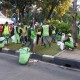 HARI BURUH: Demo Buruh Berakhir, Petugas Bersihkan Kawasan Monas