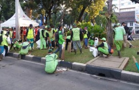 HARI BURUH: Demo Buruh Berakhir, Petugas Bersihkan Kawasan Monas