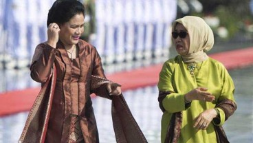 2 Selendang dan 1 Jarik Iriana Joko Widodo Terjual Rp39,5 juta