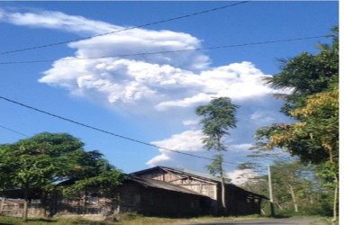 GUNUNG MERAPI MUNTAHKAN ASAP TEBAL,  Ini Kata BPBD