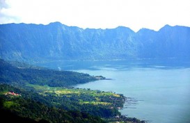 Indonesia Re dan PNM Salurkan Pinjaman Lunak untuk Nelayan Danau Maninjau