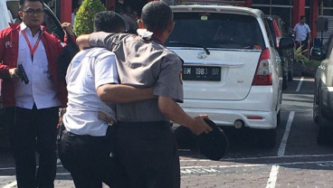 Penyerang Mapolda Riau Keluarkan Samurai, 1 Polisi & 2 Wartawan Terluka
