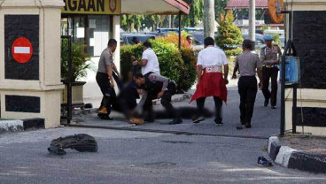 MAPOLDA RIAU DISERANG: Polisi Sita 3 Samurai & Avanza