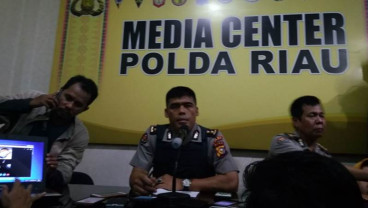 MAPOLDA RIAU DISERANG : Mobil Pelaku Menerobos Saat Pagar Ditutup Setengahnya