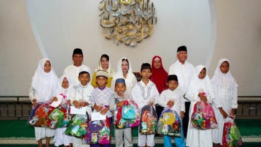 Rangkul Anak Yatim Pada Hari Pertama Puasa, Ustadz Fahmi Apresiasi Sahid Group