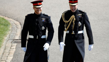 Ini Perbedaan Seragam Pernikahan Pangeran Harry dan Pangeran William