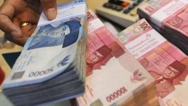 KURS RUPIAH Nyaris Sentuh 14.200, Ekonom Beberkan Faktor Penekan