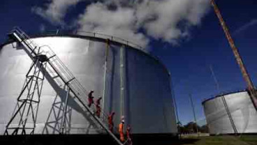 HARGA MINYAK: Pasokan Minyak Mentah AS Membengkak Tekan WTI