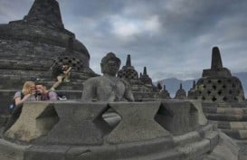 ERUPSI MERAPI : Debu Tipis Siram Candi Borobudur