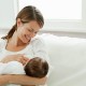 Bukan Keletihan, Ini Penyebab Mengapa Ibu Mudah Tertidur saat Menyusui si Kecil