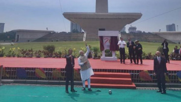 Di Tengah Terik Panas Matahari, Jokowi dan PM India Main Layang-layang di Monas