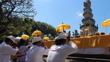 Masyarakat Hindu di Bali Merayakan Hari Raya Galungan