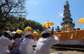 Masyarakat Hindu di Bali Merayakan Hari Raya Galungan