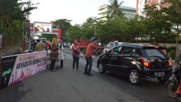 Aryaduta Makassar Gelar Program Pembagian Takjil Rutin