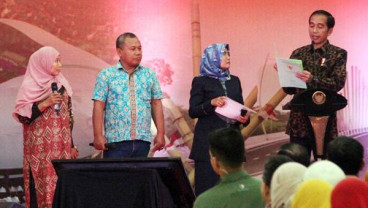Presiden Jokowi Bagikan 50 Sertifikat Tanah Wakaf di 3 Kabupaten
