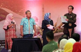 Presiden Jokowi Bagikan 50 Sertifikat Tanah Wakaf di 3 Kabupaten