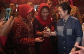 Risma Sahur Lesehan Bareng Cawagub PDIP di Trotoar Surabaya