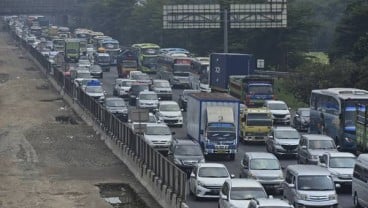 Lalu Lintas di Tol Jakarta-Cikampek Menuju Cipali Padat Merayap