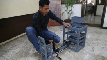 Mahasiswa UMM Ciptakan Mesin Pengayak Padi Ramah Lingkungan