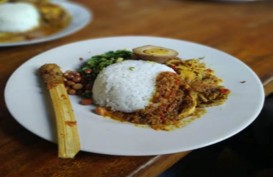 JELAJAH JAWA BALI 2018: Nasi Ayam Pedas Bu Oki yang Menggigit