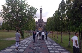 JELAJAH JAWA BALI 2018: Usai Salat Id, Warga Swafoto di Monumen Bajra Sandhi