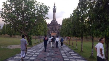 JELAJAH JAWA BALI 2018: Usai Salat Id, Warga Swafoto di Monumen Bajra Sandhi