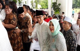 Sandiaga Uno Salat  Id di Halaman Balai Kota