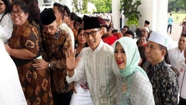 Sandiaga Uno Salat  Id di Halaman Balai Kota