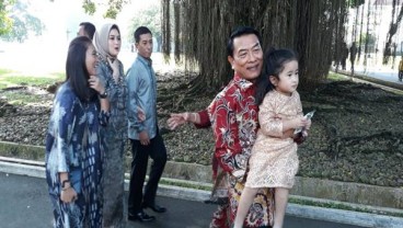  'Open House' Jokowi, Sorak Sorai untuk Basuki hingga Moeldoko Gendong Cucu