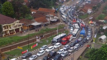 Jalur Selatan Lintas Nagreg Macet Pada Tengah Malam Ini