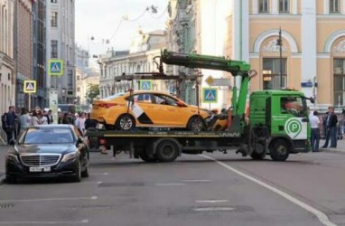 Taksi Tabrak Kerumunan di Moskow