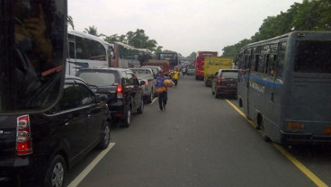 Sejak Sore, Jalur Anyer Macet Panjang  