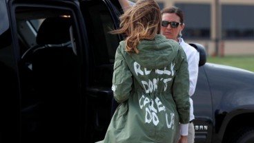 Kunjungi Penampungan Anak-anak Imigran, Jaket Melania Trump Jadi Perhatian