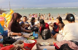 Warga Muslim di Bali Rayakan Lebaran Ketupat di Pantai Sanur