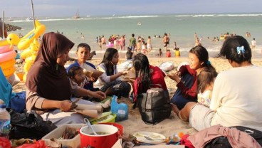 Warga Muslim di Bali Rayakan Lebaran Ketupat di Pantai Sanur