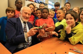 Tuding Anak-anaknya Menipu, Astronot Buzz Aldrin Gugat Keluarganya