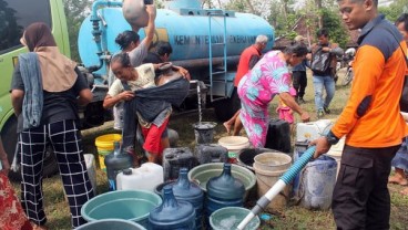 DAMPAK KEKERINGAN Warga Rela Mengangsu dan Bayar Rp50.000