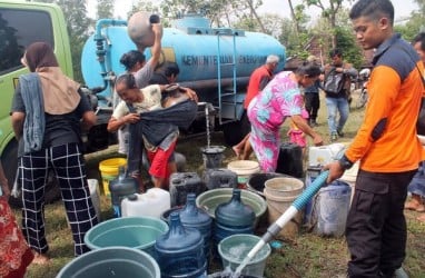 DAMPAK KEKERINGAN Warga Rela Mengangsu dan Bayar Rp50.000