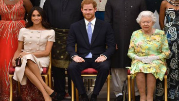 Meghan Markle Memukau dengan Koleksi Pink Salem Prada