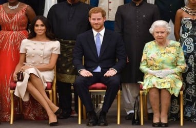 Meghan Markle Memukau dengan Koleksi Pink Salem Prada