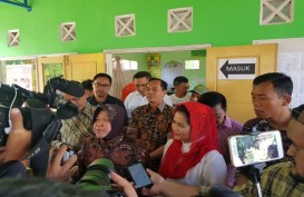 PILGUB JATIM 2018: Puti Soekarno Temani Risma Mencoblos