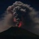 Gunung Agung Meletus, Kawah Semburkan Api Kemerahan