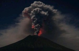 Gunung Agung Meletus, Kawah Semburkan Api Kemerahan